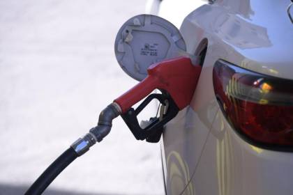 Choferes de El Alto dicen que coordinan con una empresa privada para importar combustible 