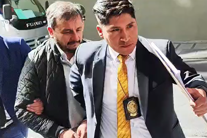Esposado y en silencio, así llegó el exministro Medinaceli a la Fiscalía por el caso ‘gasolina basura’