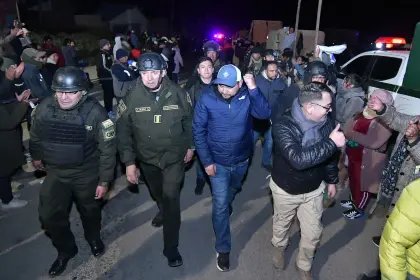 Militares y policías llegaron a Llallagua y fueron recibidos con pañuelos blancos y aplausos