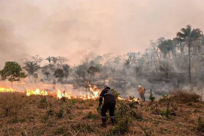 Bomberos, brigadistas y policías son desplazados a las zonas afectadas por los incendios