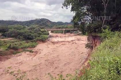 Video: Tras intensas lluvias, incrementa el caudal del río Piraí a la altura del puente Tarumá