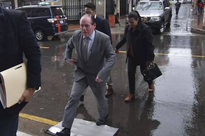 Accidente aéreo en El Alto: Presidente del BCB evitó hablar con los medios tras presentarse a declarar en la Fiscalía 