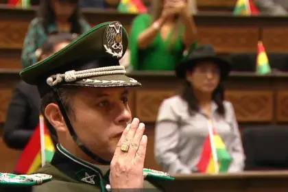 Con uniforme policial, Lara jura como Vicepresidente de Bolivia 