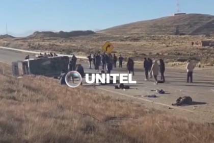 Vehículo con pasajeros vuelca en la ruta La Paz - Oruro; se movilizan equipos de auxilio