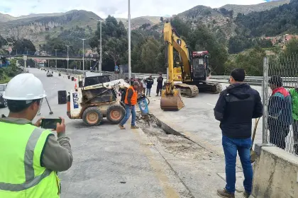 Por un sifonamiento, limitan a dos carriles el tráfico en la Autopista La Paz-El Alto 