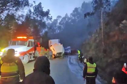 Tráiler vuelca en la ruta nueva Cochabamba – Santa Cruz y provoca el cierre temporal del tránsito en Colomi