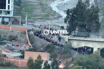 La Paz: Policías y militares desbloquean el puente Lipari luego que movilizados impidieran paso de alimentos
