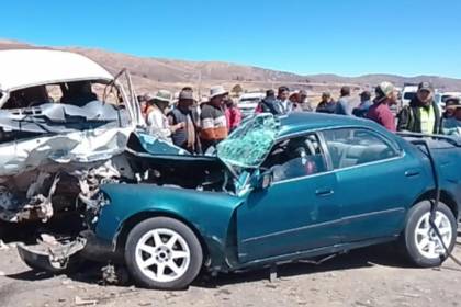 La Paz: Tres muertos y al menos siete heridos deja el choque frontal entre un vehículo y un minibús en la ruta a Guaqui