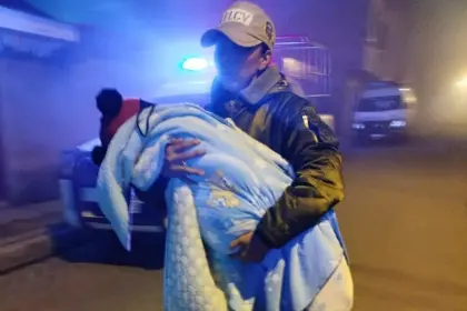 Un hombre atacó a su hijo de 2 años y a su esposa con un cuchillo; la mujer tiene heridas en el rostro, reporta la Policía 