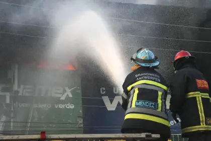 “Vamos a dormir, cenar y desayunar aquí”: pese al cansancio bomberos continúan combatiendo el incendio en Barrio Lindo