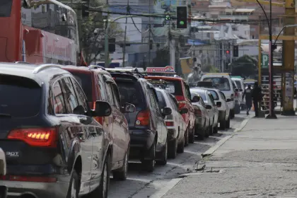 Golpean brutalmente a un hombre acusado de intentar robar partes de un vehículo que hacía fila por combustible