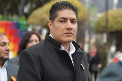 Aprehenden en Cochabamba a exministro de Medio Ambiente y lo trasladan a La Paz 