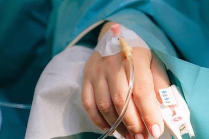 Una mamá adolescente quedó con el 95% del cuerpo quemado tras ser atacada por su pareja de 17 años