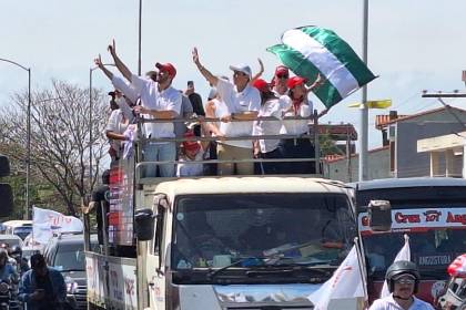 Tuto lidera caravana para reforzar su campaña en municipios cruceños