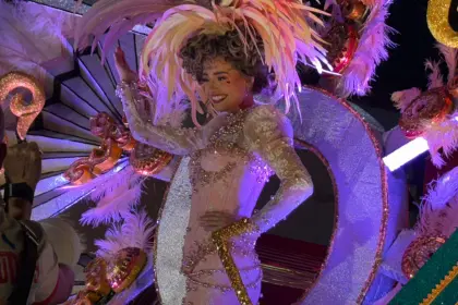 La reina Camila I derrocha alegría y belleza junto a los Testarudos en la segunda precarnavalera