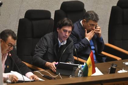 Ministro Zamora evita la censura por tarifas y servicios de BoA durante interpelación en la Asamblea Legislativa