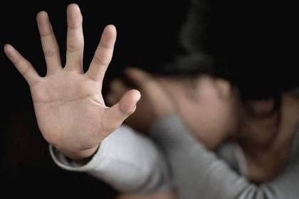 Joven de 18 años fue víctima de un grave delito en minibús; un adolescente está detenido, reporta la Policía 