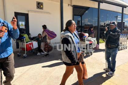 “Ha rogado para que lo dejen pasar”, lamenta la esposa del chofer fallecido en una carretera de La Paz