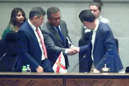 Oviedo pidió reprogramar la interpelación, pero se presentó en el Legislativo para responder por el caso maletas