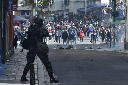 Policía gasifica a marchistas que intentan rebasar uno de los anillos de seguridad de la plaza Murillo 