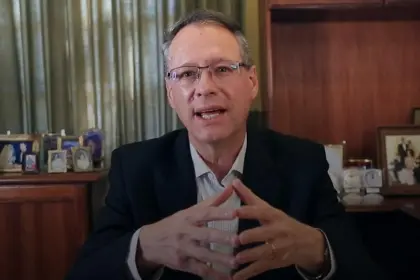 A menos de un mes de las elecciones, Dunn reaparece con un mensaje para los candidatos y electores