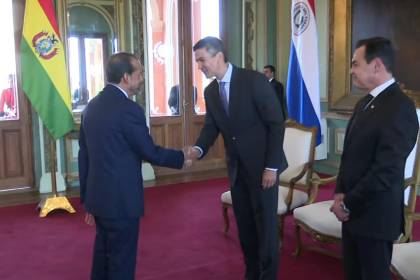 Camacho presenta sus credenciales como embajador ante el presidente de Paraguay