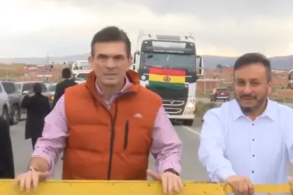 “Nos hemos comprometido”: Paz lidera convoy de cisternas que llegan a la ciudad de El Alto