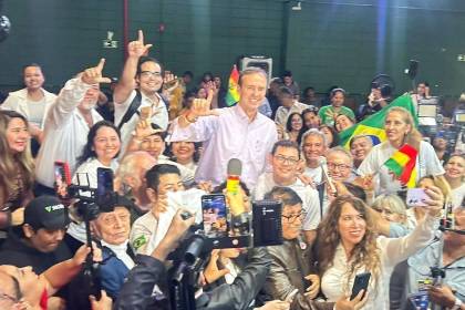 Tuto retorna de Brasil, donde se reunió con la comunidad boliviana, y se dispone a visitar las regiones