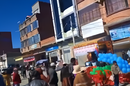Tensión en Batallas: Pobladores irrumpen en la inauguración de una casa de campaña de Andrónico 