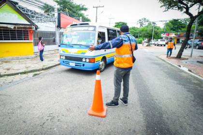 Incertidumbre en Santa Cruz: Micreros no responden si levantan su paro este miércoles pese a alza del pasaje a Bs 2,30