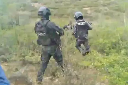 Video muestra a comunarios amedrentando a policías en medio del desbloqueo en Cotapachi