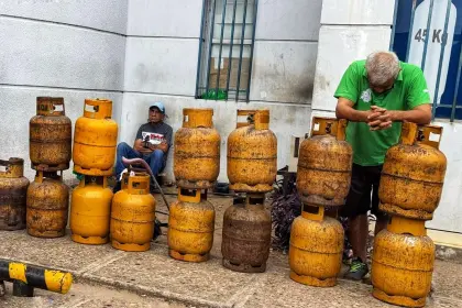 Pasan los días y aún no se normaliza la distribución de garrafas de gas; la ANH apunta a la especulación