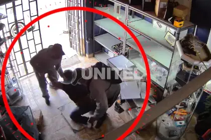 Cámara captó el atraco armado a una tienda, el dueño fue agredido