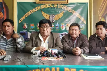Confederación de choferes de Bolivia convoca a un ampliado nacional para tratar las filas por combustible 