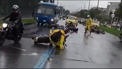 Varios motociclistas resbalaron en un pavimento mojado; todo quedó grabado por un conductor
