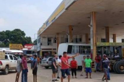 Transportistas se agarraron a golpes por un conflicto de rutas en medio de la fila por combustible