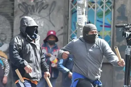 Protestas: Defensa denuncia “presencia de grupos irregulares que ostentan armamento bélico”