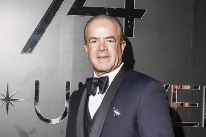 México emitió una orden de arresto en contra del copropietario del Miss Universo por crimen organizado 