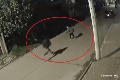 Video: Trataron de robarle el celular, se resistió y lo mataron con una puñalada en el cuello 