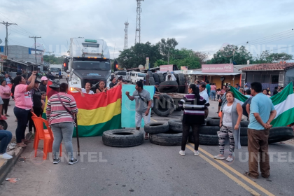 Comunarios instalan bloqueo en el puente de Abapó exigiendo medicamentos y obras 