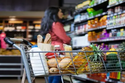 Video: Un celular explota en el bolsillo de una mujer en pleno supermercado 