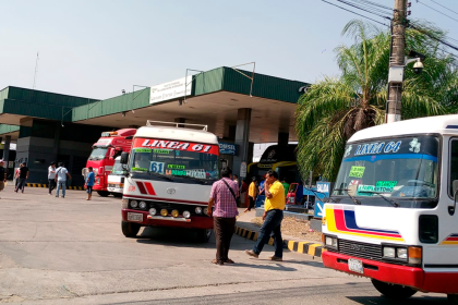 Santa Cruz: Choferes de micros duermen en surtidores pese a que “no hay certeza” de que reciban diésel