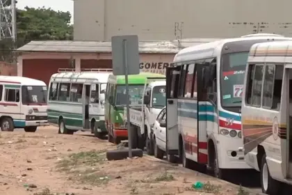 “Los micros están en los surtidores”: dirigente admite que hay menos vehículos por falta de combustible