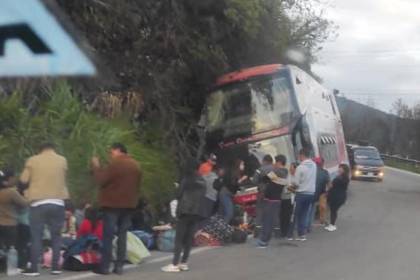 Un muerto y varios heridos deja el choque de un bus contra una peña en la ruta Cochabamba - Santa Cruz 