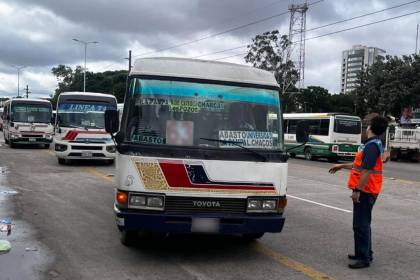 Alcaldía cruceña advierte con licitar el transporte público tras anuncio de paro de micreros el día del inicio de clases escolares