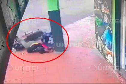 Video: Una madre y su hijo a bordo de una moto caen y chocan contra la acera en Montero 