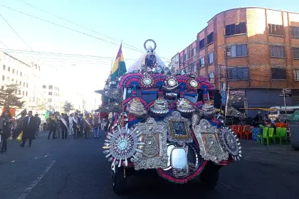 Más de 20.000 danzarines de 63 fraternidades folklóricas rinden su homenaje a la Virgen del Carmen en El Alto