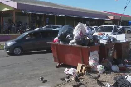 Pasó el feriado navideño, pero la basura todavía inunda mercados y calles de la capital cruceña 