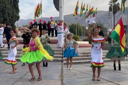 La Revista recibe el mes del Bicentenario con alegría, colorido y destacando nuestras tradiciones