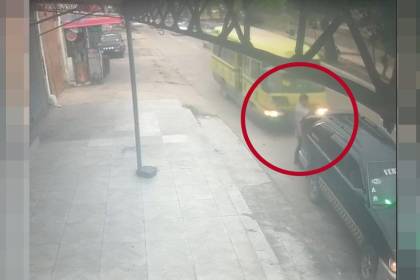 Video: Taxista fallece luego de ser impactado por un micro cuando cerraba el maletero de su vehículo